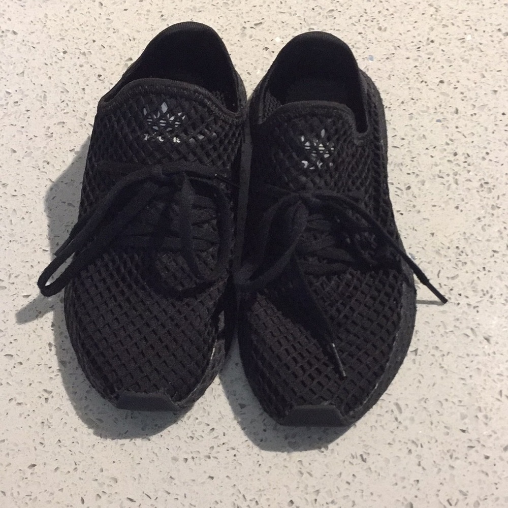Black Adidas deerupt